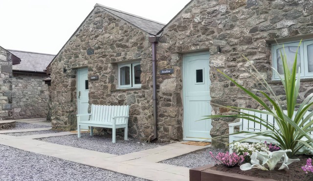 BLACK BIRD COTTAGE, pet friendly, with a garden in Llangaffo