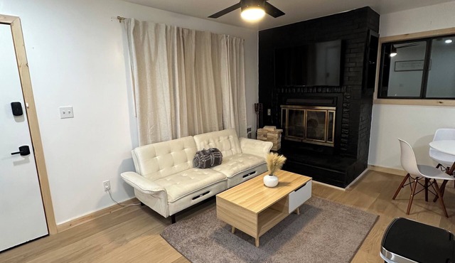 Black Cabin Rentals, Timberline Hideaway