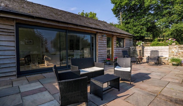 BLACK CAT BACH, family friendly, with a garden in Gilwern