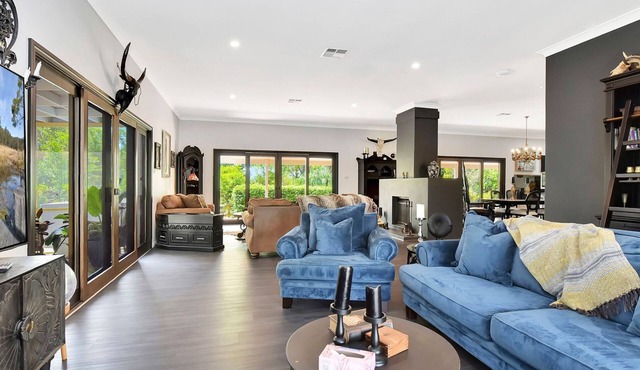 Black Cat Manor at B&W Estate