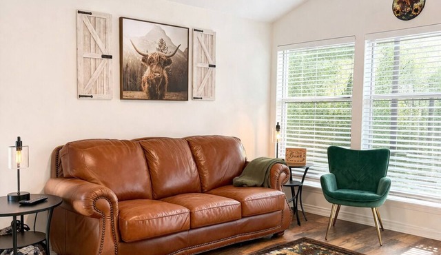 Black Creek Hideaway - Relax & Recharge in a Woodland Cottage
