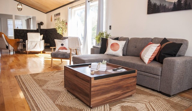 Black Creek Lodge – Waterfront Cabin w/Hot Tub & Game Room