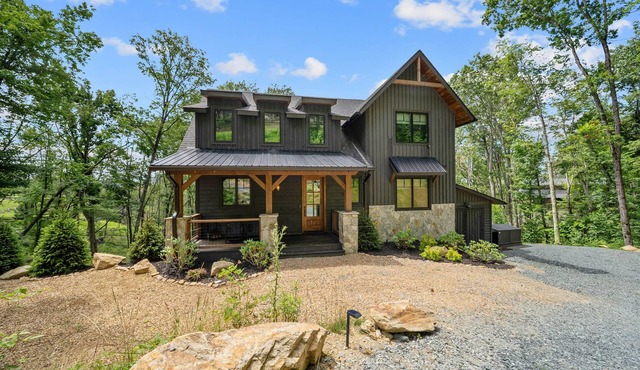 Black Diamond at Eagles Nest: Views, Hot Tub, Pet Friendly!
