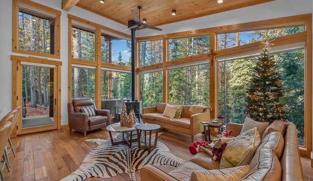 Black Diamond Chalet - private mountain luxury, 5 min to Tamarack, 2 min to Lake