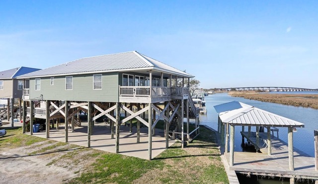 Black Dog Lodge & Fishing Charter- Waterfront!