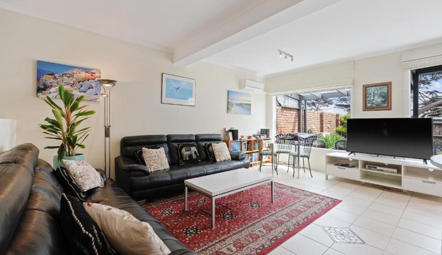 Black Dolphin Waterfront Apartment