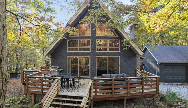 Black Fern A-Frame: Golf Sim, Ski, Hike, Sleeps 20, 2 Large Gamerooms, Hot Tub