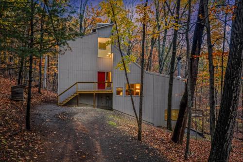 Black Forest - Wifi, Pet Friendly, Grill, Deck, Screen Porch, Family Friendly, Fireplace, Pool Access, Hiking