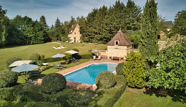 BLACK PERIGORD CLOSE SARLAT CHARMING GITE IN PARK WITH SWIMMING POOL