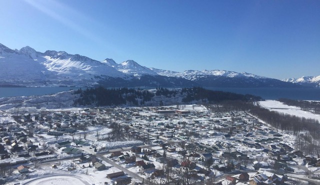 Black Gold Getaway .Walking distance to town