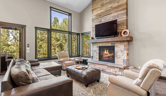 Black Hawk Lodge - Luxurious Mountain Retreat