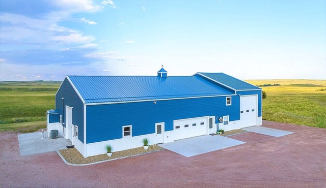 Black Hills Barndo-Hot Tub & Massage Chair