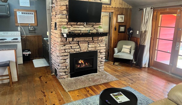 BLACK HILLS BASE CAMP! 1940s-era cabin. Sleeps 4-5 people. Walk to Canyon Lake.