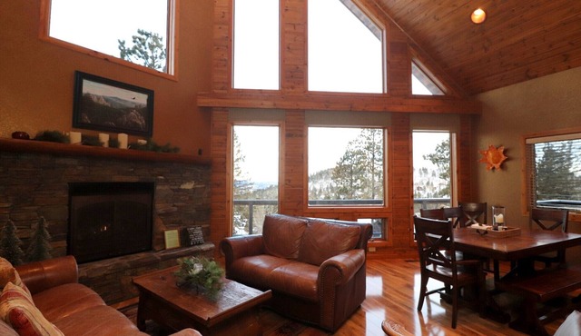 Black Hills Cabin-Great Views, Internet ,Ht Tub, Pool Table, 70' TV