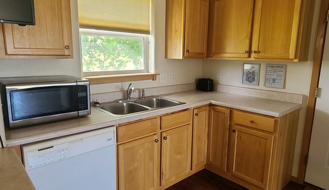 Black Hills Gateway Getaway! Pet friendly with gorgeous mountain views.