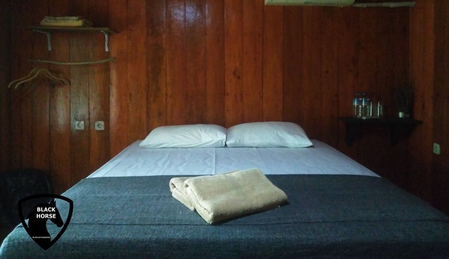 Black Horse / 1BR/ AC/WIFI/woodenbungalow/GiliMeno