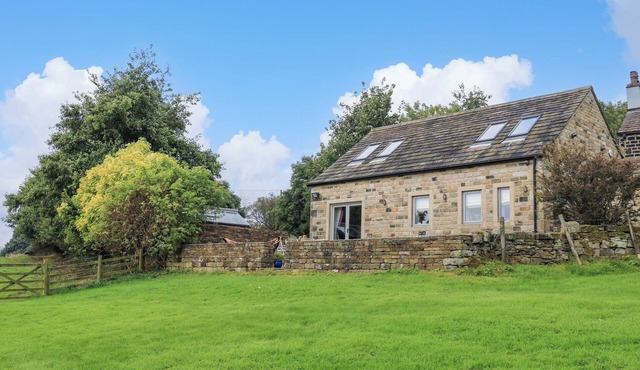 BLACK HOUSE COTTAGE, pet friendly, with a garden in Ripponden