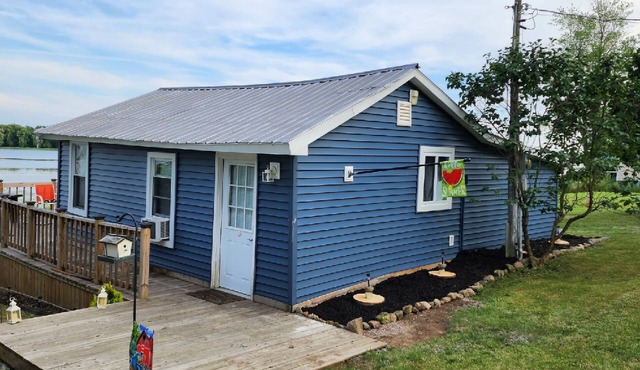 Black Lake CottagenWaterfront 2 BDR, lake access