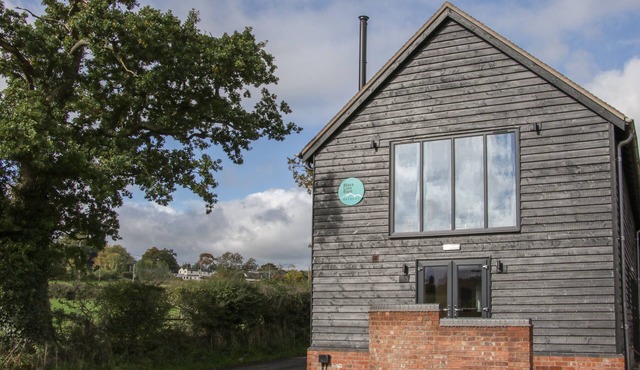 BLACK LION BARN RETREAT, family friendly in Pulverbatch