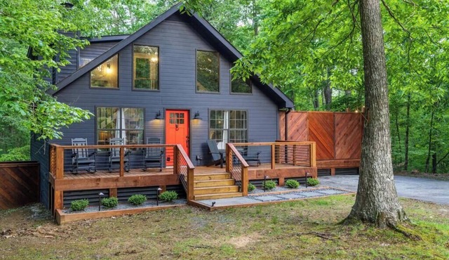 Black Lodge - Mountain Home w/Hot Tub & Fire Pit