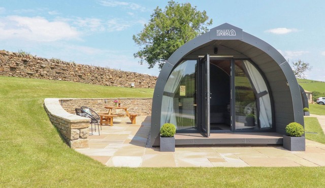 BLACK MOSS, romantic, with a garden in Clitheroe