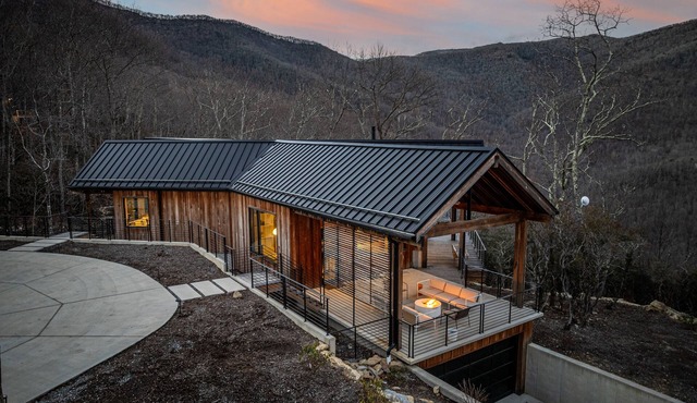 Black Mountain - Hot Tub, Fireplace & Mountain View
