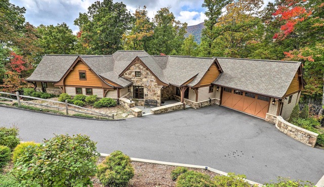 Black Mountain Lodge: Stunning Mountain Lodge near Asheville-with Breathtaking Views!