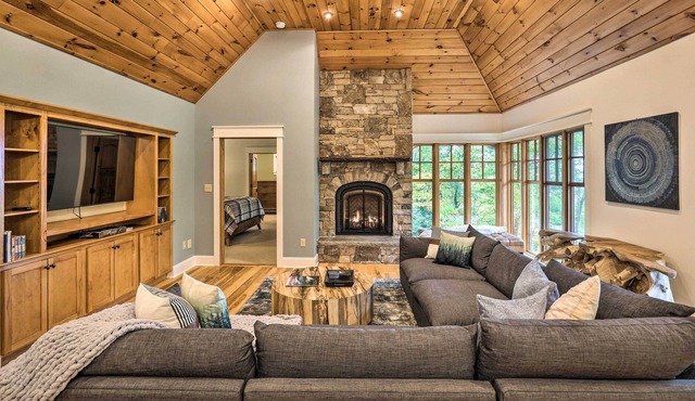 Black Mountain Retreat w/ Patio & Mtn Views!