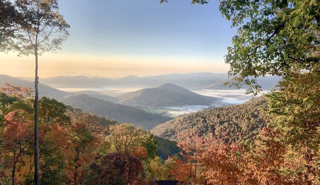 Black Mountain Retreat: Newly Renovated Luxury, Game Room, VIEWS, Hot Tub