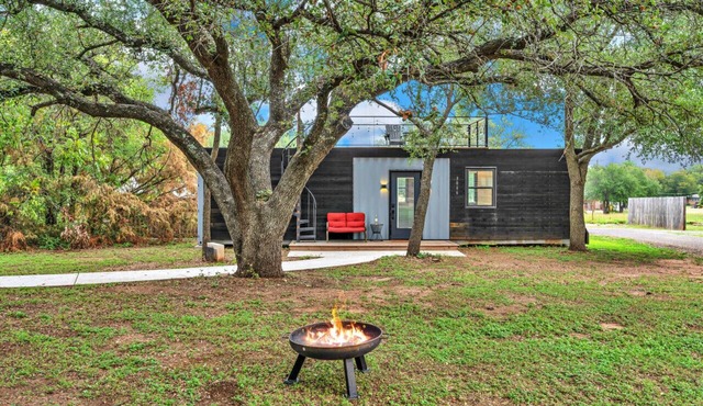 Black Oak - Container Home Near Magnolia, Baylor