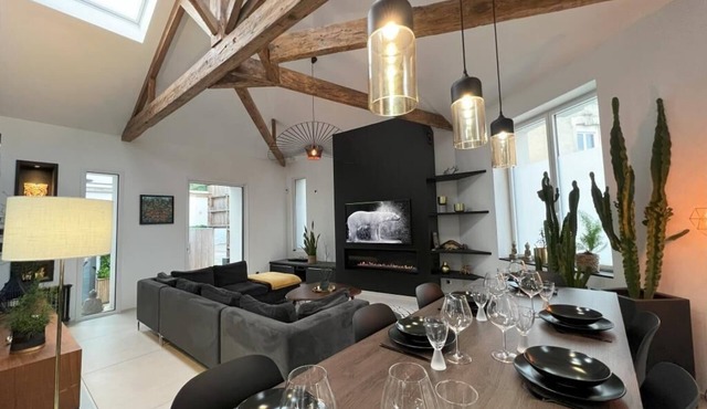 Black Pearl: Luxurious town villa with garage