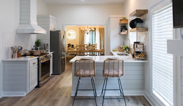 "Black Pearl: Luxury Home, Near Amenities, Sleeps 6"