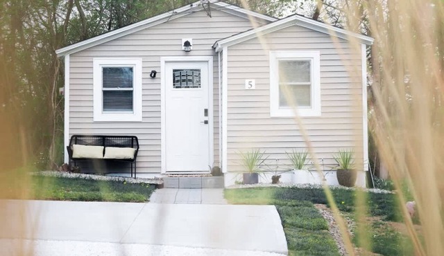 Black Point Bungalow Near Downtown Niantic