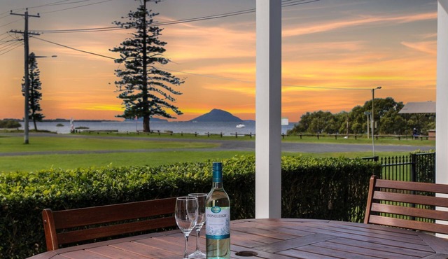 Black Possum Cottage - Views of the Bay