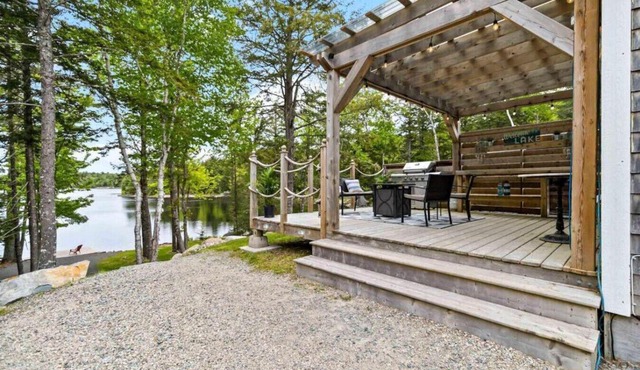 Black Rattle Cabin - LaBelle NS