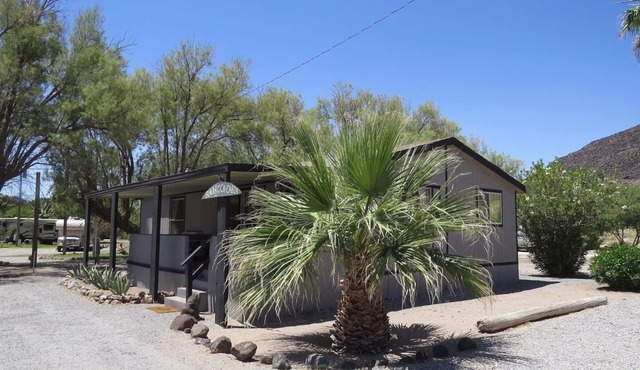 Black Rock Cabin - Your Death Valley Base Camp in the Shoshone Eco Village