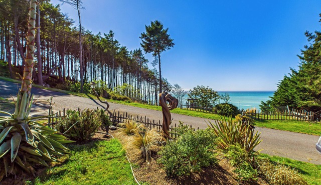 Black Sands Escape- Ocean and Range Views- Comfort