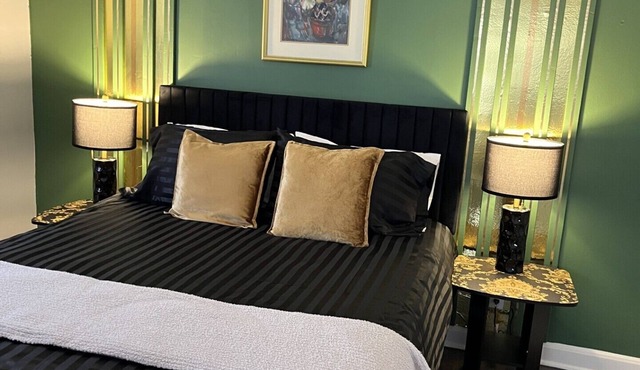 Black sheep cottage!nCharming 2-bedroom cottage in peaceful West Allis