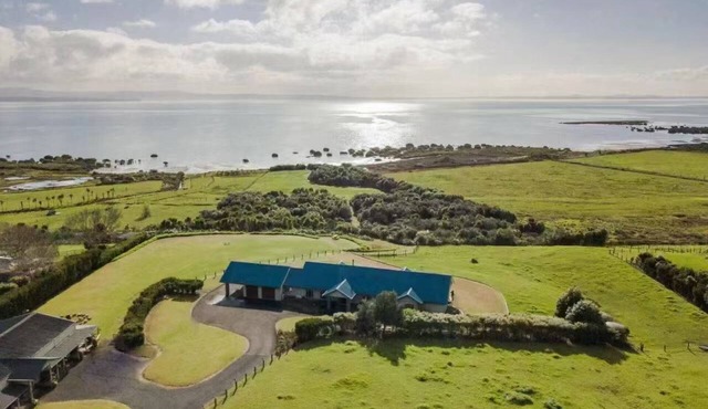 Black Swan Retreat: Luxurious Beachfront House