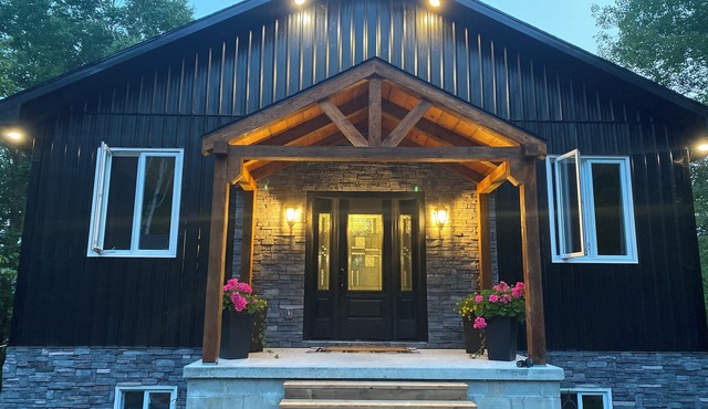 Black Timber Lakehouse ~ Luxury Rustic Cottage on Beautiful Jack's Lake