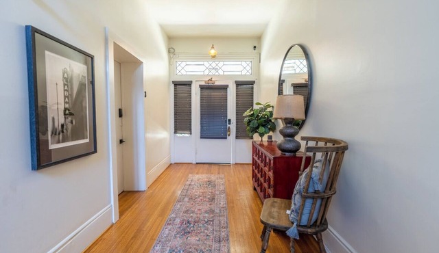 Black Velvet Suite in Highland Park, King Bed, Walkable to Rojo and More!