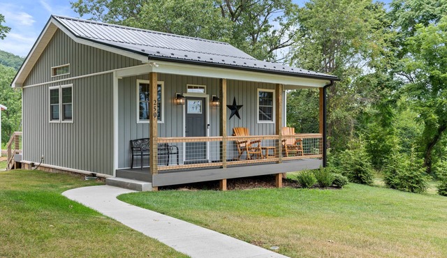 Black Walnut Cottage: A Romantic Couple's Cabin!