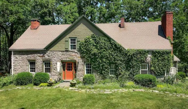 Black Walnut Farm: 1700s Farmhouse on 34 acres, Antique Lover's Dream