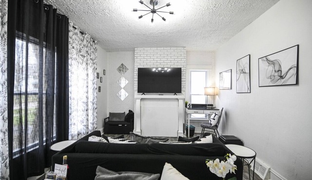 Black & White Bliss | Themed | Sleeps 8