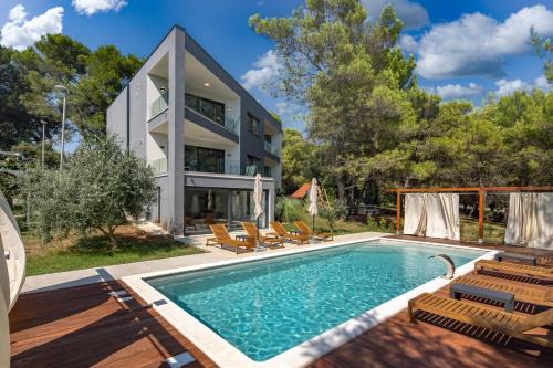 Black & White - heated pool