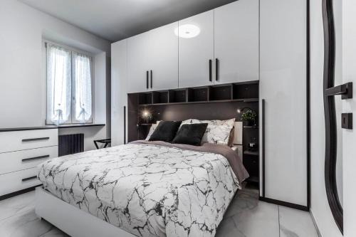 Black & White or Pop Art - Design Apartments with Parking & WiFi
