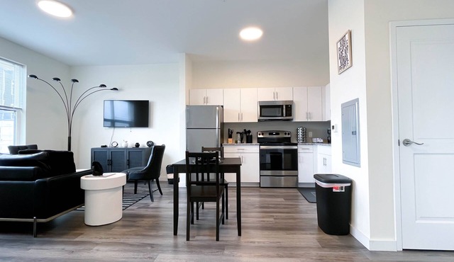 ★Black & White Themed| 1BD/1BA|Parking★