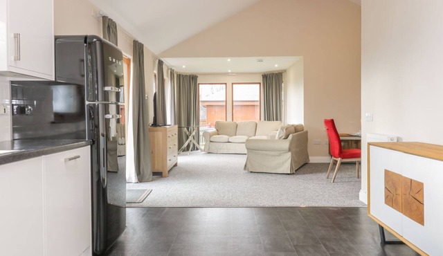 BLACKADDER LODGE, pet friendly, with a garden in Chirnside