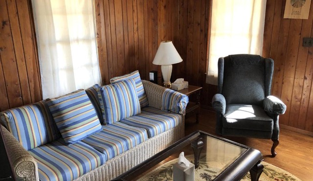 BlackBeard's Retreat - Historic and Pet Friendly cottage