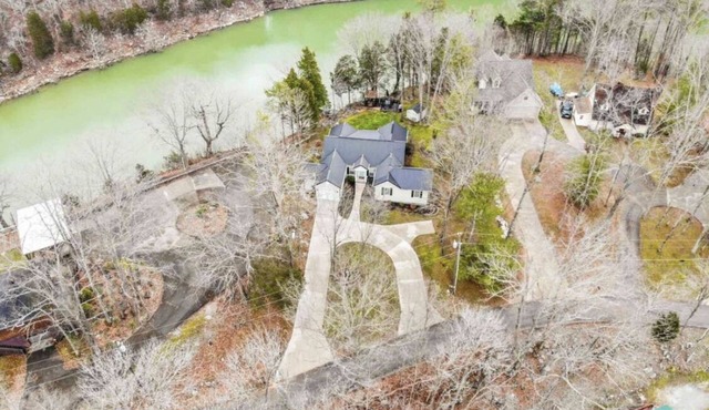 Blackbeard’s Lakefront Bungalow - convenient location with year-round lake views